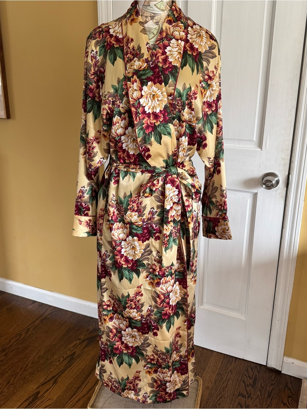 Victoria’s Secret Vintage Floral Satin Robe M / L